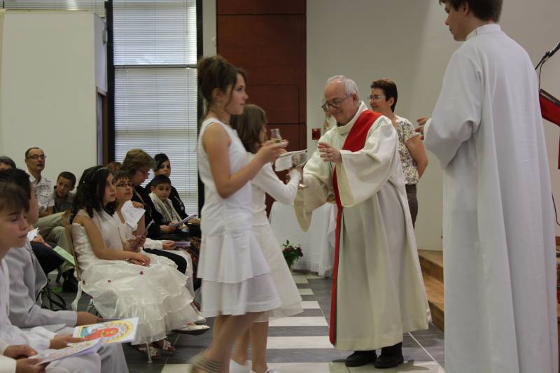 Evangile St Jean :
A l'heure o Jsus passait de ce monde  son Pre, il disait  ses disciples :  Quand viendra le dfenseur, que je vous enverrai d'auprs du Pre, lui, l'Esprit de vrit qui procde du Pre, il rendra tmoignage en ma faveur. 