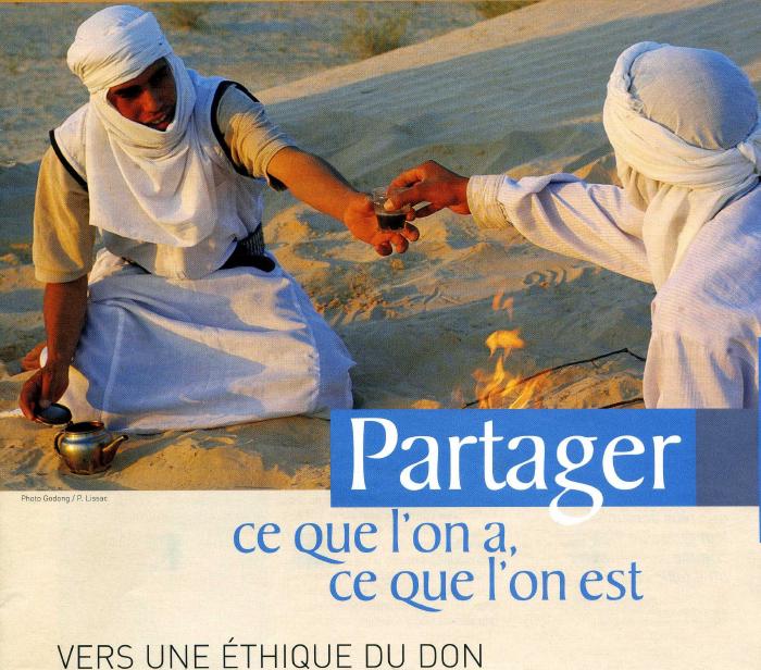 EGYPTE de 2013 à2014
La grave crise financière est due, simultanément à
-Baisse des réserves de change,
-Fuite des capitaux,
-investissement étranger réduit à néant, grande baisse des recettes touristiques
En outre le déficit public est en forte augmentation
La dette publique atteint 85% du PIB
Les sujets de société sont tout aussi importants
-Analphabétisme pour une partie de la population
Taux d'emploi très faible
Exode « des cerveaux »
40% de la population vit sous le seuil de pauvreté
Ressources actuelles de l'Egypte:
- péage au canal de Suez
- gaz naturel
- tourisme
- aide US (lié au traité avec Israël)
-Aide de pays arabes et de la Turquie
La faillite de l'état islamique
Après l'élection du président Morsi, l'absence de résultats économiques, et les tentatives pour instaurer la loi islamique, les « Frères musulmans » sont l'objet d'un rejet massif par la société civile égyptienne, qui manifeste une nouvelle fois.
Coup d'état militaire
L'armée reprend le pouvoir, destitue et emprisonne le président Morsi. Suspension de la constitution qui octroyait des droits extraordinaires au président.
Atteintes aux libertés et aux droits de l'Homme
La situation reste inquiétante : cependant des lumières brillent :
1-La « Maison de la famille égyptienne », a été créée par le grand imam afin de prévenir les heurts entre chrétiens et musulmans. La présidence de cette maison est assurée (à tour de rôle) par l'imam et le pope copte orthodoxe.
2-Pour la 1ere fois, un parti libéral (ils sont rares !) est présidé par une femme copte (élue).
3-La société civile (femmes et hommes rejoignant des associations) dénonce avec persévérance les injustices en s'appuyant sur des valeurs de dignité et de fraternité.
4-Actions d'ONG en faveur des droits, économique, sociaux, civils et politiques
Ainsi, on peut observer, avec la société civile, une expérimentation, certes contrastée et partielle, de pratiques démocratiques, dans la vie publique.
MINYA (et environs)
(région où le CCFD soutient des actions de développement)
Des évènements tragiques, d'une grande violence (violences sectaires et meurtres) se produisent en août 2013 chez les coptes d'Egypte, à Minya et aux alentours, particulièrement dans la ville de Delga qui sera totalement contrôlée par des extrémistes lesquels pillent et rançonnent. Il faudra une intervention forte de l'armée pour reprendre le contrôle de la ville. EGYPTE de 2013 à2014
La grave crise financière est due, simultanément à
-Baisse des réserves de change,
-Fuite des capitaux,
-investissement étranger réduit à néant, grande baisse des recettes touristiques
En outre le déficit public est en forte augmentation
La dette publique atteint 85% du PIB
Les sujets de société sont tout aussi importants
-Analphabétisme pour une partie de la population
Taux d'emploi très faible
Exode « des cerveaux »
40% de la population vit sous le seuil de pauvreté
Ressources actuelles de l'Egypte:
- péage au canal de Suez
- gaz naturel
- tourisme
- aide US (lié au traité avec Israël)
-Aide de pays arabes et de la Turquie
La faillite de l'état islamique
Après l'élection du président Morsi, l'absence de résultats économiques, et les tentatives pour instaurer la loi islamique, les « Frères musulmans » sont l'objet d'un rejet massif par la société civile égyptienne, qui manifeste une nouvelle fois.
Coup d'état militaire
L'armée reprend le pouvoir, destitue et emprisonne le président Morsi. Suspension de la constitution qui octroyait des droits extraordinaires au président.
Atteintes aux libertés et aux droits de l'Homme
La situation reste inquiétante : cependant des lumières brillent :
1-La « Maison de la famille égyptienne », a été créée par le grand imam afin de prévenir les heurts entre chrétiens et musulmans. La présidence de cette maison est assurée (à tour de rôle) par l'imam et le pope copte orthodoxe.
2-Pour la 1ere fois, un parti libéral (ils sont rares !) est présidé par une femme copte (élue).
3-La société civile (femmes et hommes rejoignant des associations) dénonce avec persévérance les injustices en s'appuyant sur des valeurs de dignité et de fraternité.
4-Actions d'ONG en faveur des droits, économique, sociaux, civils et politiques
Ainsi, on peut observer, avec la société civile, une expérimentation, certes contrastée et partielle, de pratiques démocratiques, dans la vie publique.
MINYA (et environs)
(région où le CCFD soutient des actions de développement)
Des évènements tragiques, d'une grande violence (violences sectaires et meurtres) se produisent en août 2013 chez les coptes d'Egypte, à Minya et aux alentours, particulièrement dans la ville de Delga qui sera totalement contrôlée par des extrémistes lesquels pillent et rançonnent. Il faudra une intervention forte de l'armée pour reprendre le contrôle de la ville.