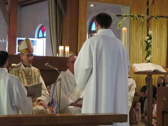 Monseigneur Le Gal accueille Damien.