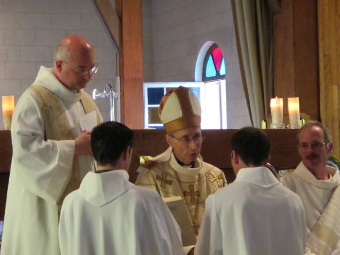 Le futur diacre s'engage :
- Au célibat, dans le cadre d'un diaconat en vue de la prêtrise.
Il manifeste l'amour de Dieu pour tout homme et toute femme, marié ou non.
- À la prière de l'Eglise
- À servir à la table de la Parole et de l'Eucharistie
- A vivre en communion avec l'évêque.