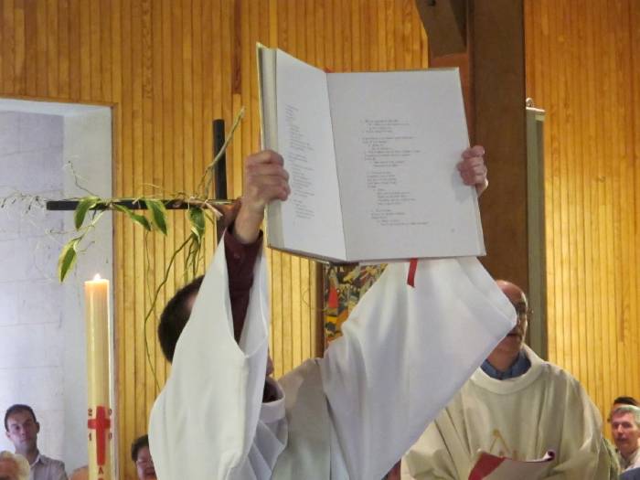 Remise du livre de l'Evangile.