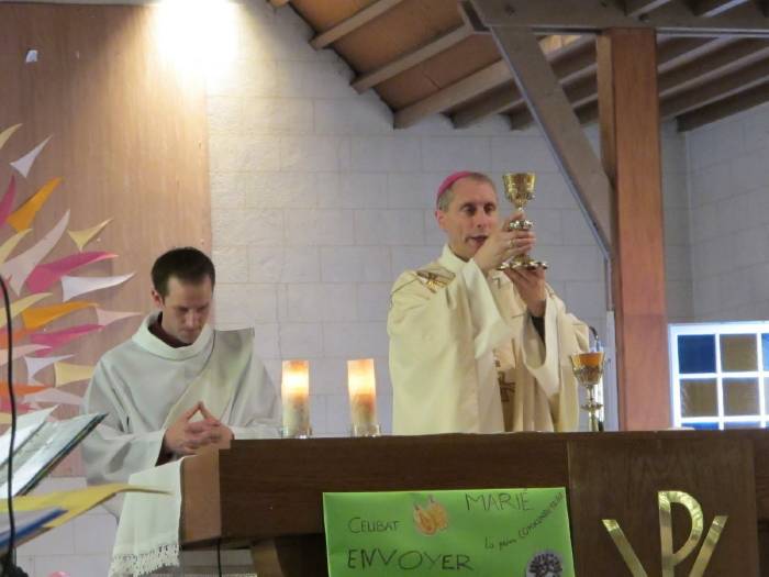 En tant que diacre, Damien participe à côté de l'évêque à l'Eucharistie.