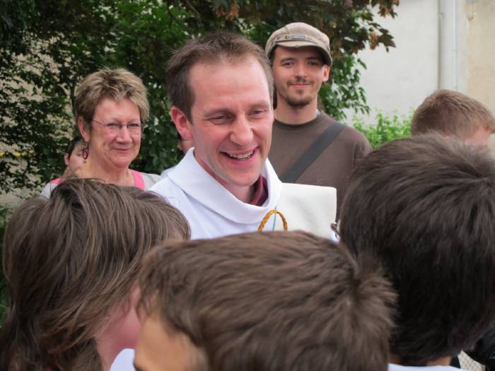 Son ordination fait rayonner Damien de joie.