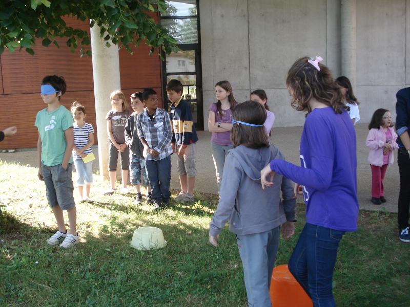  	La course au Bonheur : anime par les jeunes de l'aumnerie des collges, les enfants lors d'un parcours plein de difficults, donnent des mots cls du Bonheur. 