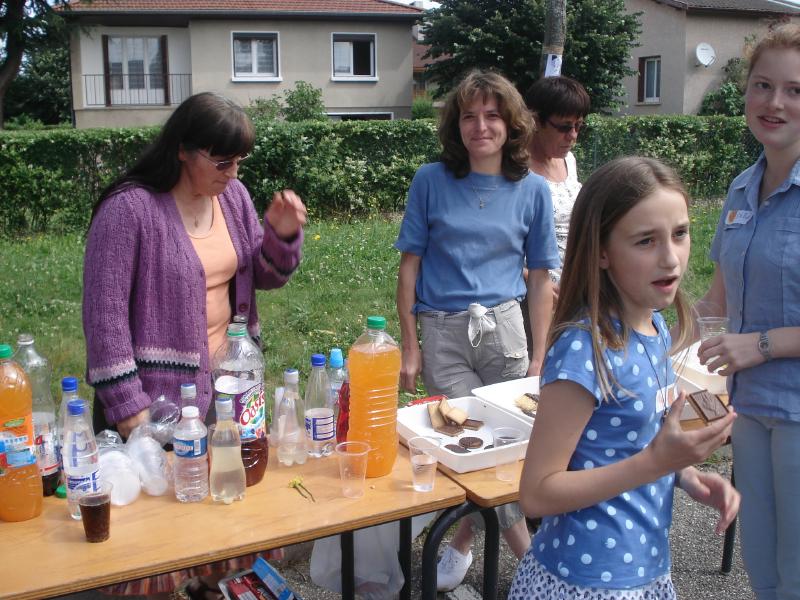 En passant d'atelier en atelier les enfants et jeunes pouvaient goter et se dsaltrer au stand buvette !