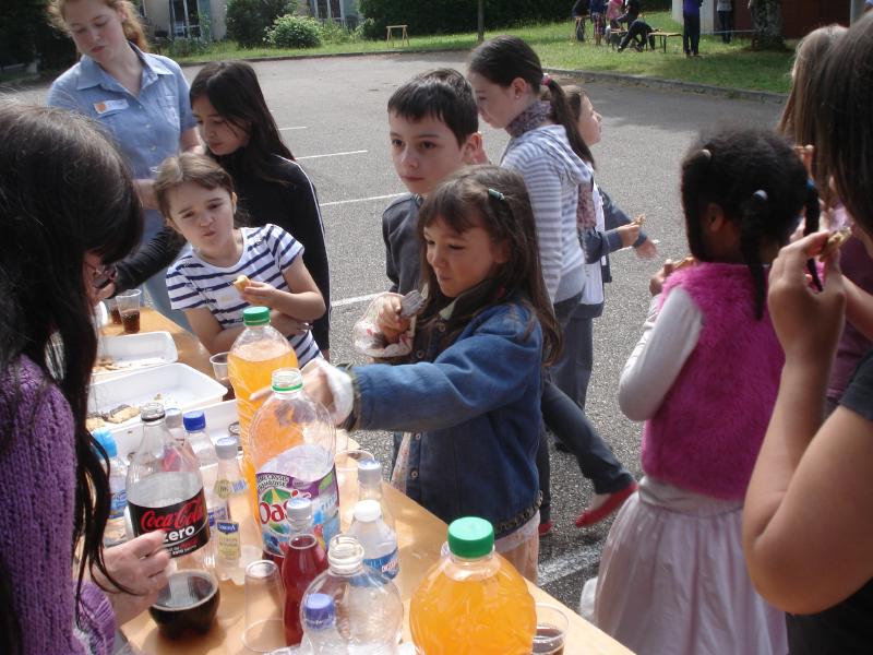 Nous avons fini la matine par un joyeux repas partag, fait de toutes les spcialits des familles