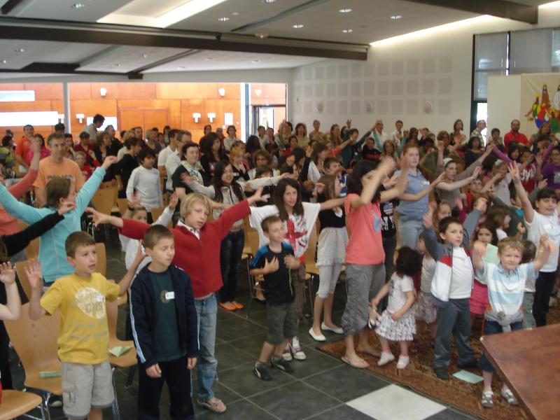 Nous avons termin cette matine par une clbration pour remercier le Seigneur pour cette anne. Les enfants, parents et catchistes en ont profit pour dire au revoir  Laurence et la remercier pour ces annes de prsence sur la paroisse.