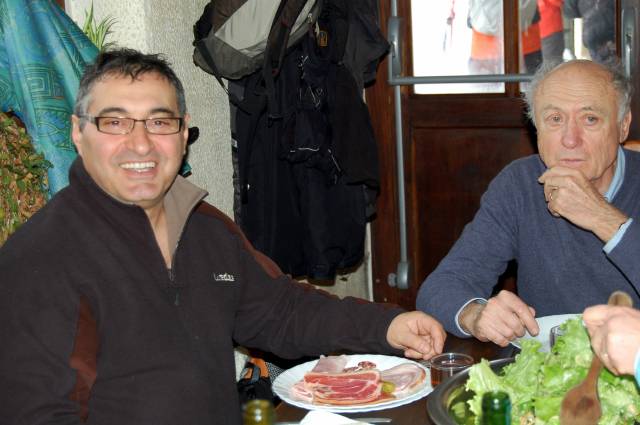 Enfin, au bout d'une heure et demi d'effort, nous parvenons au refuge compltement isol, o, dans une ambiance trs sympathique et au chaud, nous pouvions partager omelette salade et plateau de charcuteries. Quel bon moment pass ensemble !...