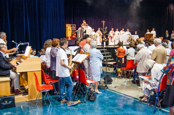 Mgr Barbarin nous rappelle d'abord que le mot cure signifie soin : quand on fait une cure, c'est pour se soigner.  Votre nouveau cur est quelqu'un charg de prendre soin de vous .