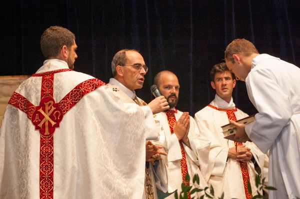 Ce qu'il nous faut pour tre heureux c'est un petit peu de foi, un peu d'amour :
Le Christ a dit :  Je suis le pain vivant, descendu du ciel. Qui mangera ce pain vivra  jamais. Et le pain que je donnerai, c'est ma chair pour la vie du monde.  (Jean 6,51) . Sa vie est donne, livre ; donner sa vie c'est cela qui donne le bonheur.