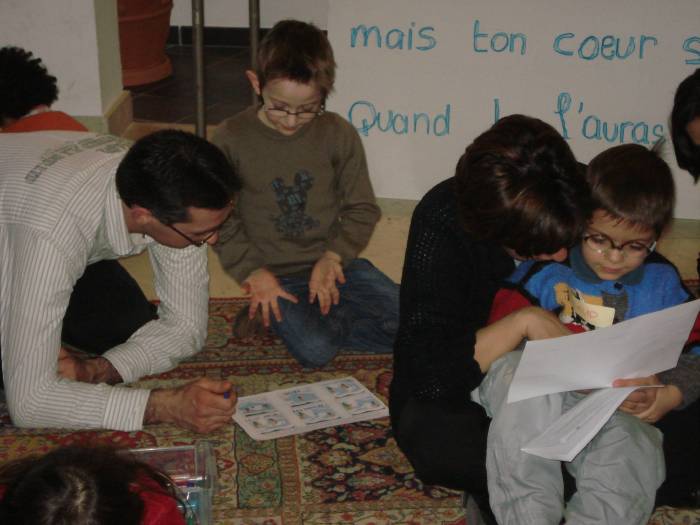 Peu de jours aprs, le plus jeune rassembla tout ce qu'il avait, et partit pour un pays lointain o il gaspilla sa fortune en menant une vie de dsordre.