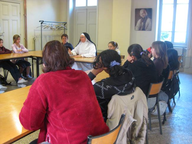  ...une religieuse pour les filles.
Pass la surprise- et oui ce n'est pas mixte ! -  c'est un change qui se rvle trs riche pour chacun : le prtre parle de la vie et de ses piges. Les filles de leur ct sont intarissables puisque bien aprs la fin du rendez-vous, elles parlent encore