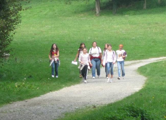 L'aprs-midi, les jeunes dcouvrent avec enchantement le muse de cire avec la statue du cur avant de se lancer  l'assaut des nigmes du  pre Pourrave .