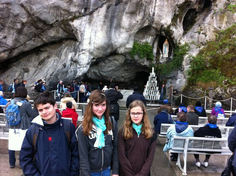 Avec les aumneries de l'enseignement public du diocse de Lyon nous avons appris  mieux connatre Sainte Bernadette et la prire du chapelet.