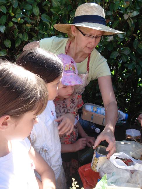 Atelier  le jardinier  :
Les enfants sont attentifs car le sujet de la protection de la nature est un sujet abord aussi  l'cole et ils en savent autant que les adultes, mme parfois plus !