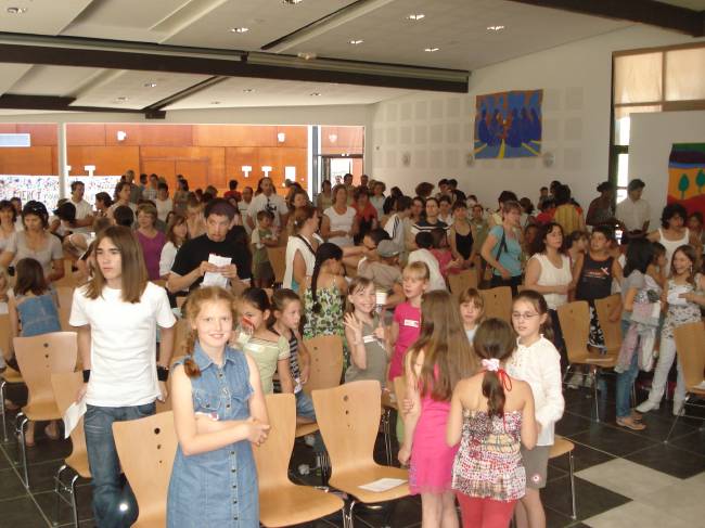 Fte des jeunes : tous les enfants sont passs par chaque atelier au nombre de 5 (la rcup', le jardinier, qui loue tout, as-tu tout vu ? et la fresque de peinture souffle), et c'est une clbration clture cette belle matine ensoleille... avant un bon repas partag pour finir cette anne. Merci  tous et  la rentre prochaine !!!