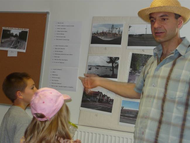 Atelier As-tu tout vu ? 
Ici, Pascal, un des animateurs de l'aumnorie explique aux enfants la rgle du jeu : il faut dcouvrir les lieux photographis dans Meyzieu. Ces lieux ont t crs par les hommes pour se rencontrer. Et les petits majolans se montrent connaisseurs !