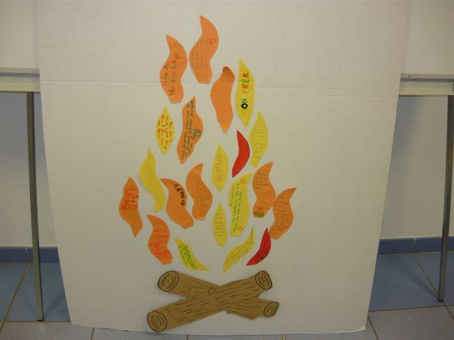 Atelier  qui loue tout  :
Voici un des autres panneaux sur lesquelles chaque carte porte une louange  Dieu pour toutes les belles crations que Dieu nous a offertes... et dont nous faisons partie.