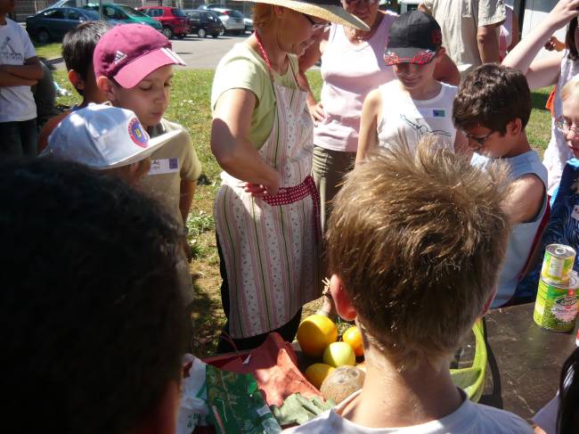 Atelier du jardinier:
Par quipe, les enfants doivent ramasser 5 lgumes, ou 5 botes de conserve ou encore 5 emballages.
Ensuite, ils doivent donner le nom de chaque  objet  ramass. C'est aussi l'occasion de parler de ce qui est biodgradable ou non , du compostage , du recyclage des objets...
