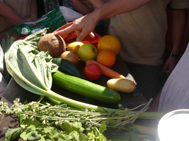 Atelier  le jardinier  :
Il faut donner le nom de chaque fruit ou lgume, et les enfants les connaissent  peu prs tous.
Pourquoi cet atelier : pour nous rappeler combien notre mre nature est gnreuse et que nous devons la protger pour qu'elle continue  combler les gnrations futures !